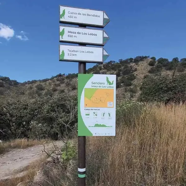 Saeta y base informativa instalada en la entrada del sendero Mesa de Los Lobos