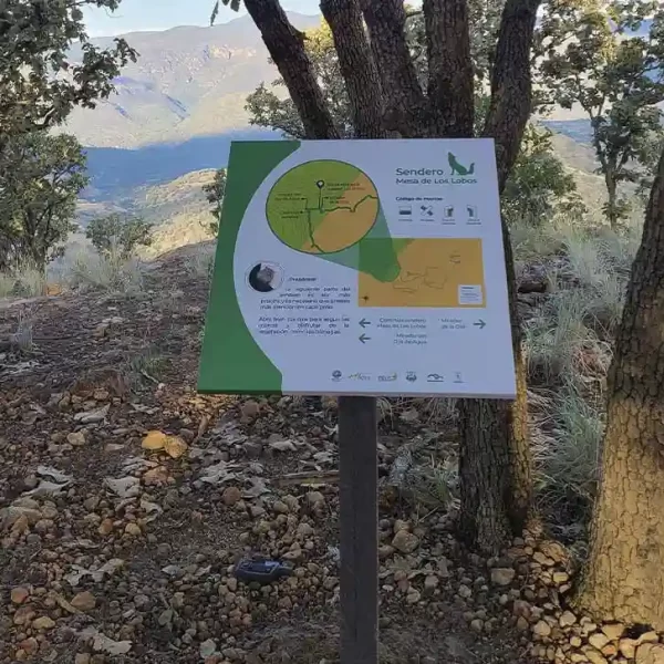 Atril de información con mapa y normas de uso en sendero Mesa de Los Lobos