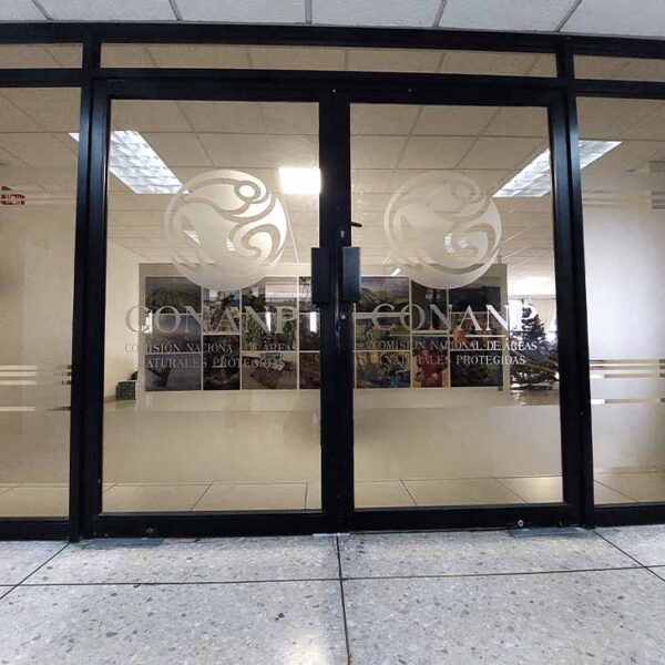 Oficinas CONANP con vinil del logotipo instalado