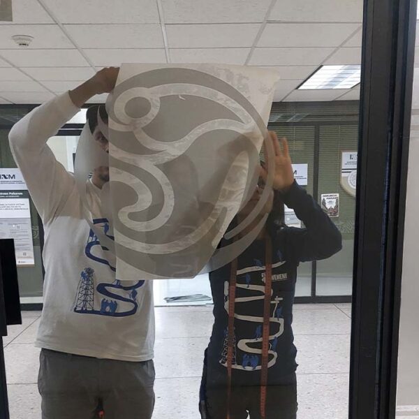 Colocación de vinil grande con logotipo de CONANP