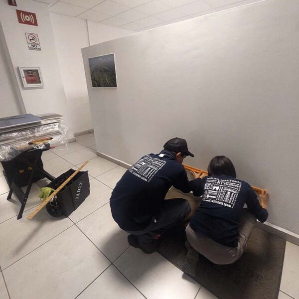 Instalando el muro fotográfico y midiendo en oficinas CONANP