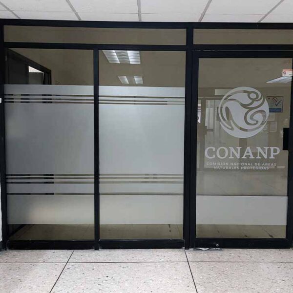 Puerta de oficinas CONANP con vinil del logotipo de la institución