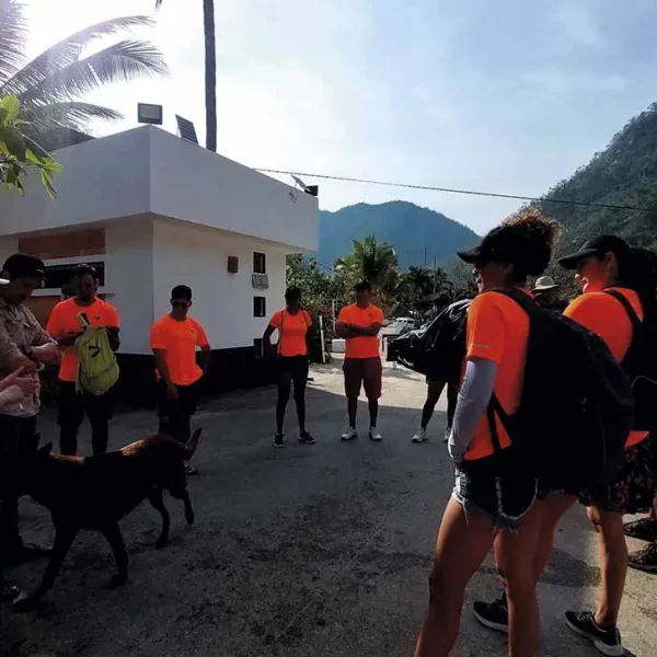 Grupo en capacitación de técnicos en senderos en Boca de Tomatlán, Puerto Vallarta.