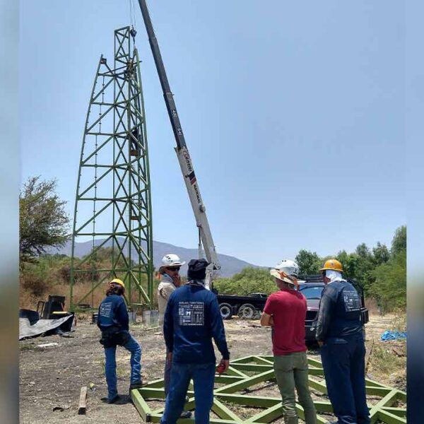 Estructura de la torre de escalada, destacando la calidad de los materiales utilizados en la construcción por NENENKI.