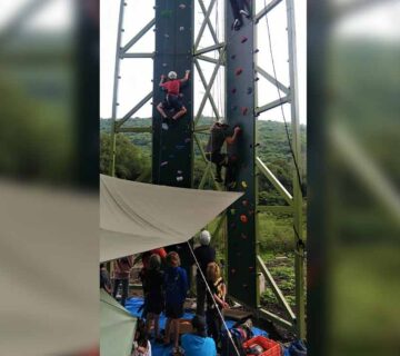 Personas en la torre del Campamento La Cañada, un proyecto de construcción de torre de escalada realizado por NENENKI.