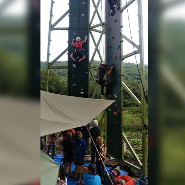 Personas en la torre del Campamento La Cañada, un proyecto de construcción de torre de escalada realizado por NENENKI.