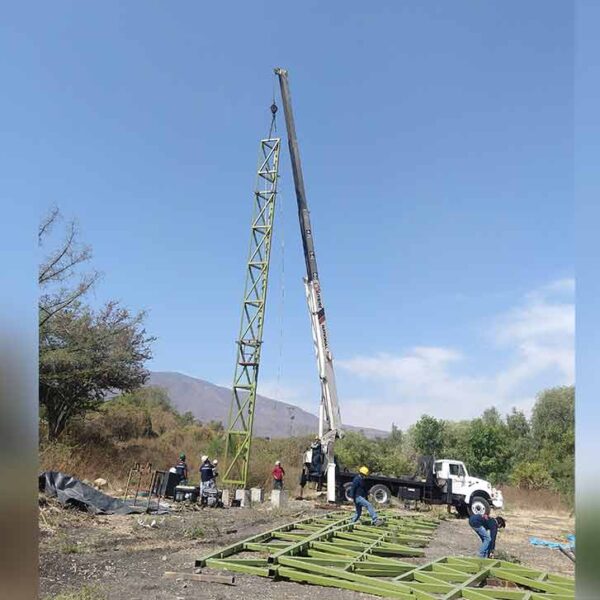 Detalle de la infraestructura y plataformas de la torre de escalada, un aspecto clave en la construcción de instalaciones deportivas seguras.