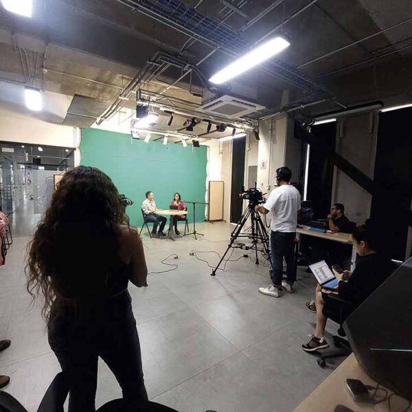 Set de grabación durante la producción del curso de Senderos Homologados.