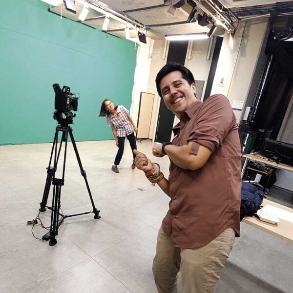 Equipo en el set de grabación durante la producción de contenidos del curso.