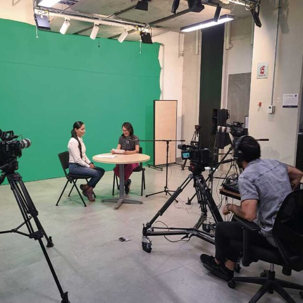 Grabación de contenidos en set profesional para el Curso de Senderos Homologados.