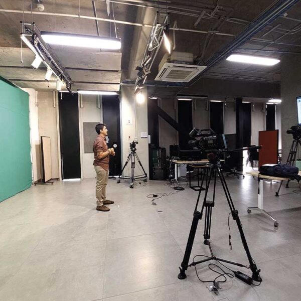 Trabajando en el set de grabación del curso de Senderos Homologados.