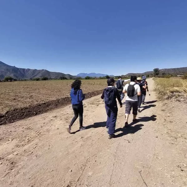 Recorriendo camino durante diagnóstico del sistema estatal de senderos