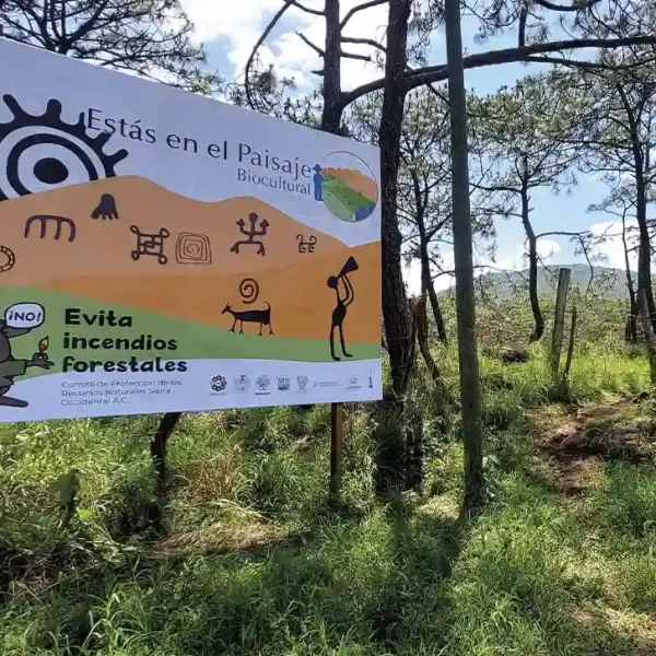 Espectacular com mensaje "Estás en el Paisaje Biocultural" ya montado
