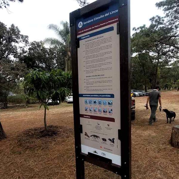 Señal tipo bandera instalada en la ruta como parte del proyecto de gestión ecoturística del Circuito del Lince.