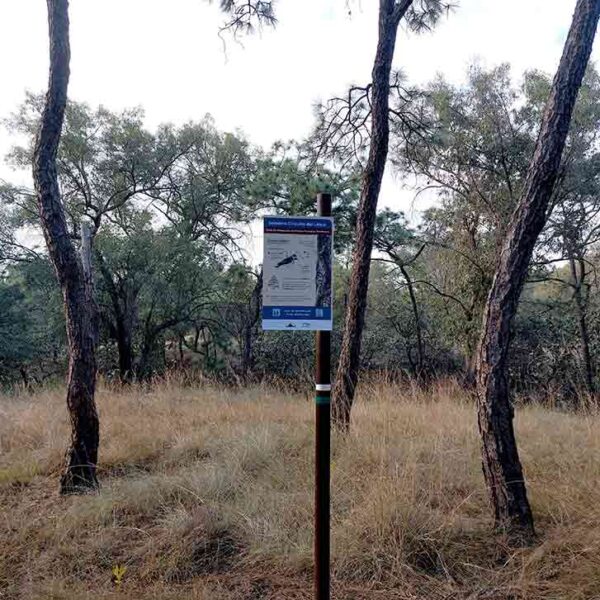Señalización para visitantes en el área.