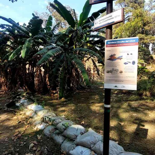 Señalización informativa a lo largo del Circuito del Lince, un componente del plan de gestión ecoturística.