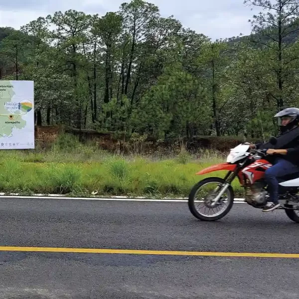 Carretera con espectacular de mapa del Paisaje Biocultural de la Sierra Occidental de Jalisco
