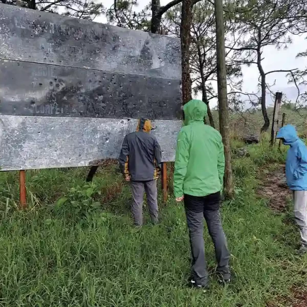 Equipo de Nenenki frente a espectacular en proceso de instalación en Jalisco