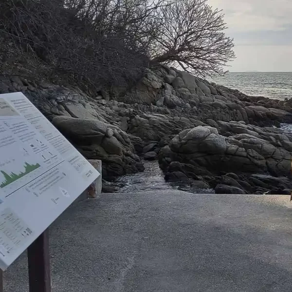Panel de señalización del sendero Boca de Tomatlán–Quimixto junto al mar.