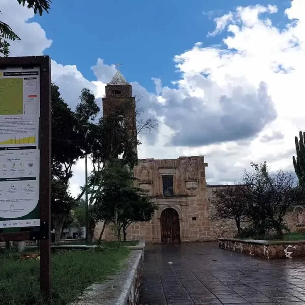 Panel informativo de señalización turística en plaza de Los Patios, Zapopan.