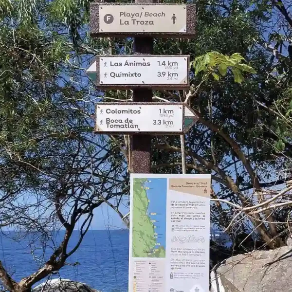 Poste direccional con señalización hacia Quimixto, Las Ánimas y Boca de Tomatlán.