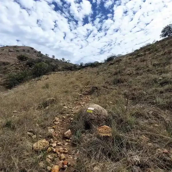 Señalización de sendero en Los Patios-La Soledad de Ixcatán con marcas en roca, proyecto 2024.