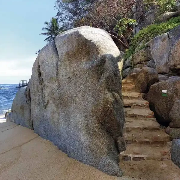 Escaleras de piedra con señalización en playa de Quimixto, Jalisco.