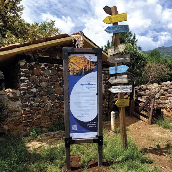 Señalización UMA Agua Blanca con poste y varias flechas de orientación.