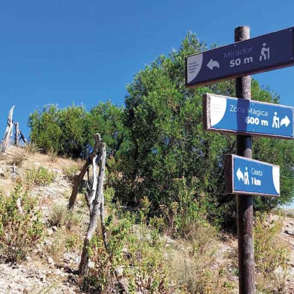 Poste con flechas: mirador 50 m, Zona Mágica 600 m, caseta 1 km