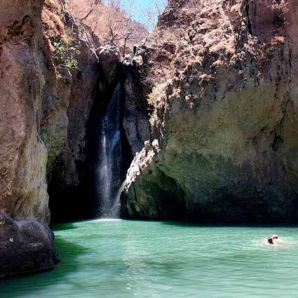Paisaje con un cuerpo de agua en una de las rutas del proyecto de senderos homologados.