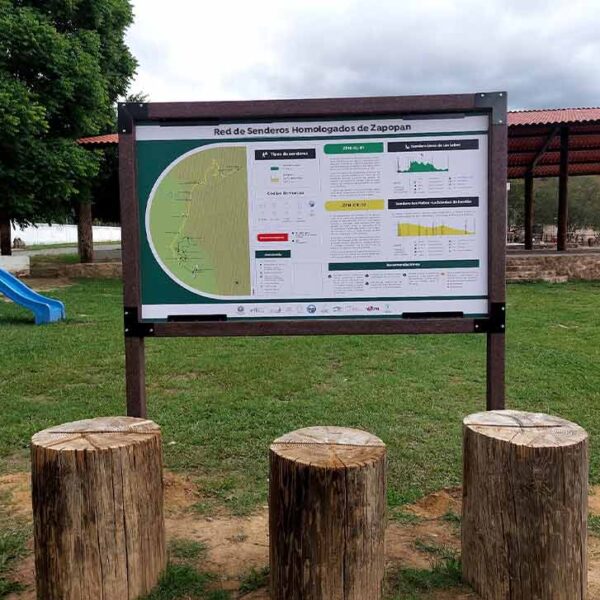 Señalización oficial de la red de senderos homologados de Zapopan instalada en la ruta.