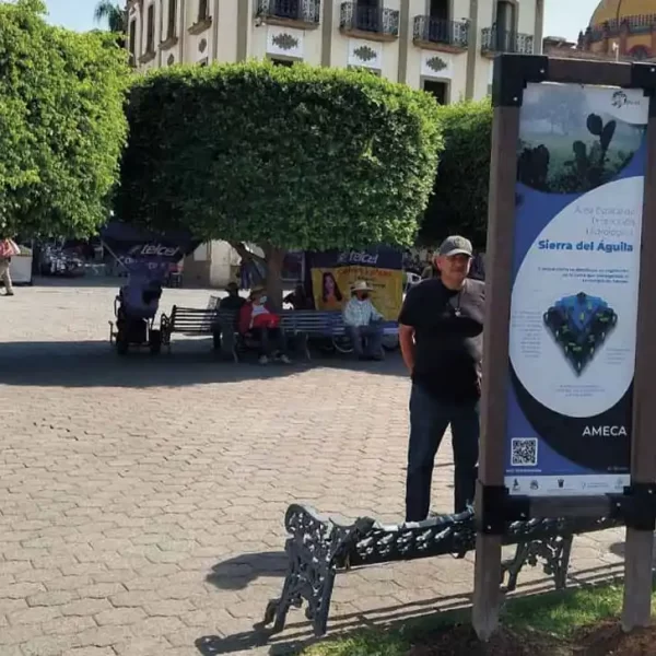 Señalización en plaza municipal de Ameca sobre el Área Estatal Sierra del Águila