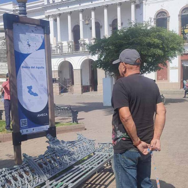 Vista alternativa de señalización en plaza municipal de Ameca sobre el Área Estatal Sierra del Águila