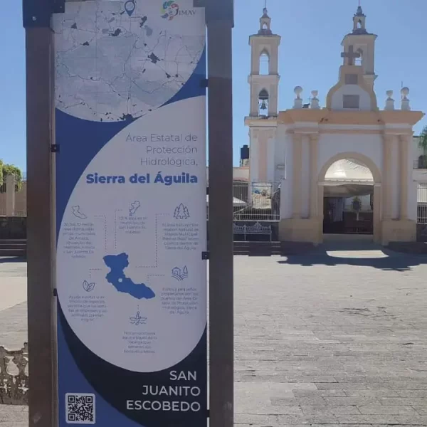 Señalización en San Juanito Escobedo sobre el Área Estatal Sierra del Águila